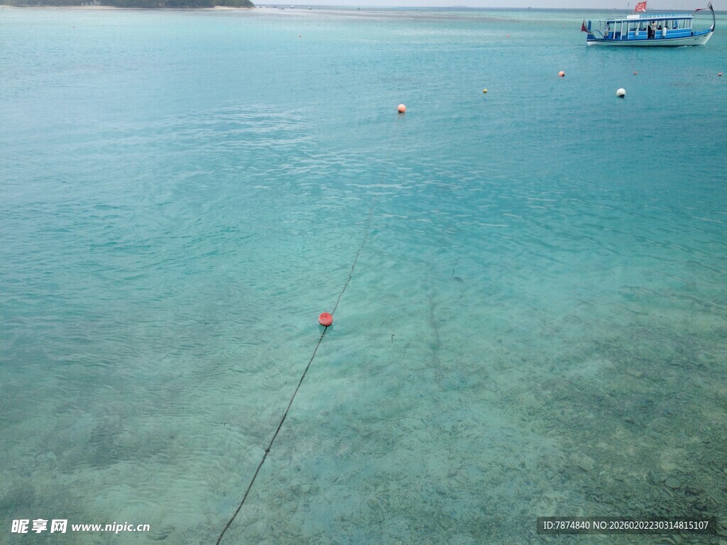 清澈海域中的绳索与船只