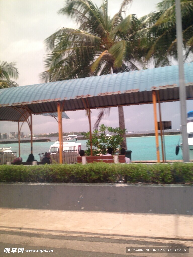 海边遮阳棚下的休闲场景