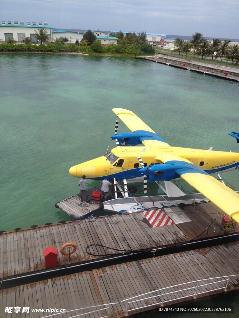 水上飞机停靠在木质码头