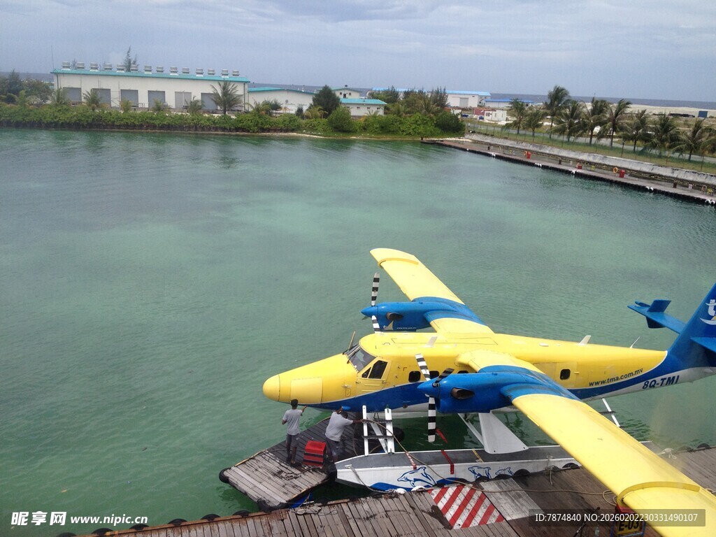 水上停泊的黄蓝相间飞机