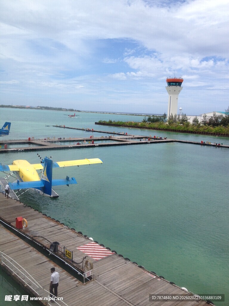 水上飞机停靠在码头