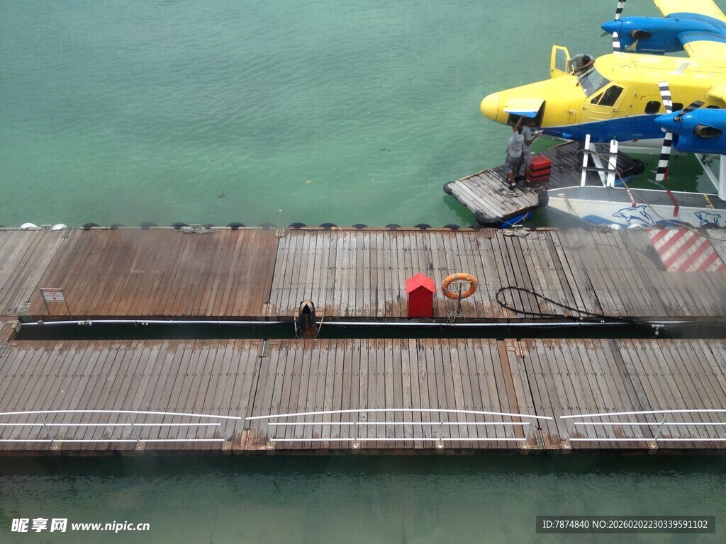 海上木码头与彩色船只