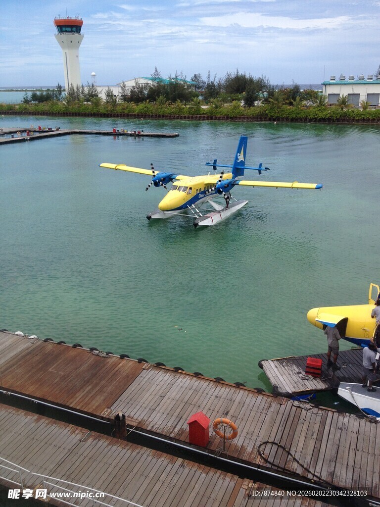 水上飞机停靠在码头边