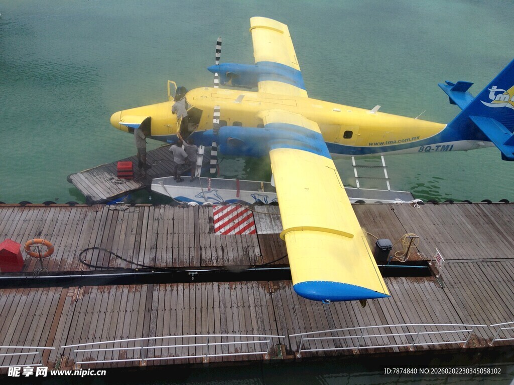 黄色双翼飞机停靠码头