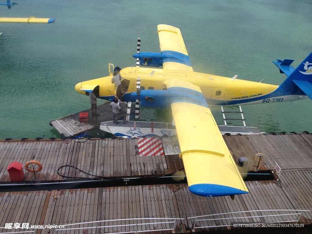 黄色水上飞机停靠码头