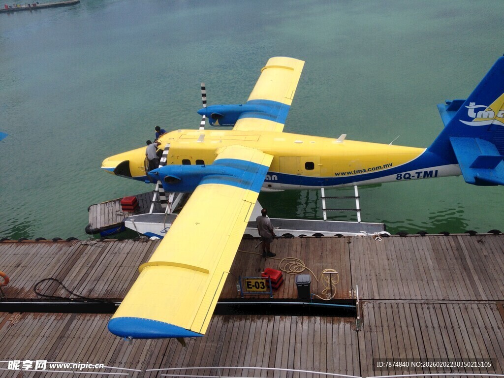 水上黄色飞机停靠码头