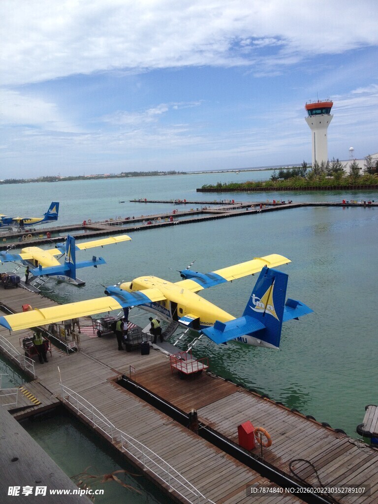 水上飞机停靠在码头边