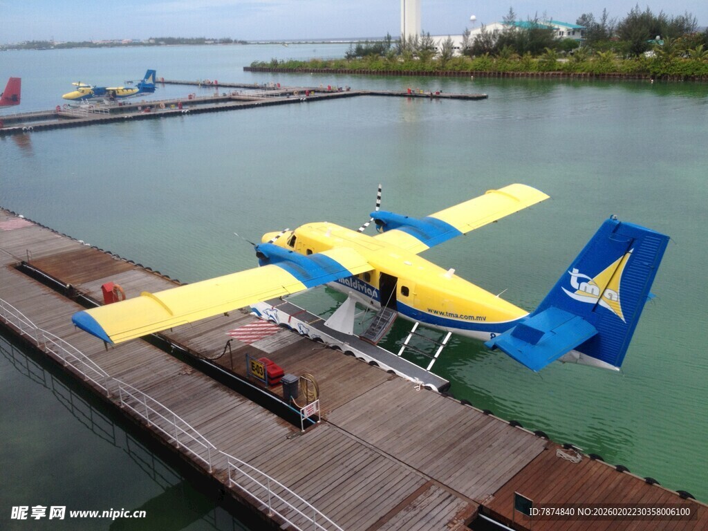 水上飞机停靠在码头