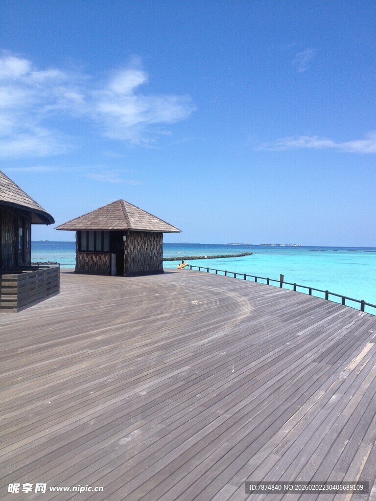 马尔代夫海边木质观景平台