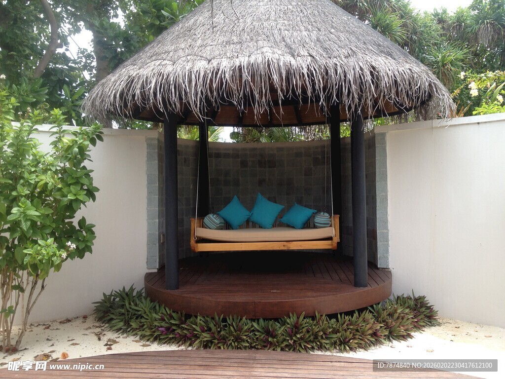 户外茅草亭下的休闲空间