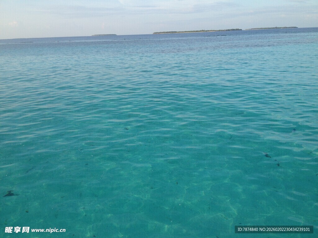 清澈碧蓝的广阔海面