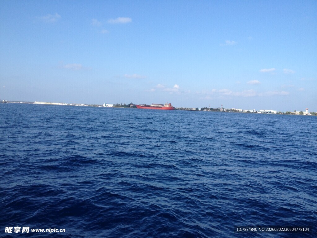 海上风光 远处船只隐约可见