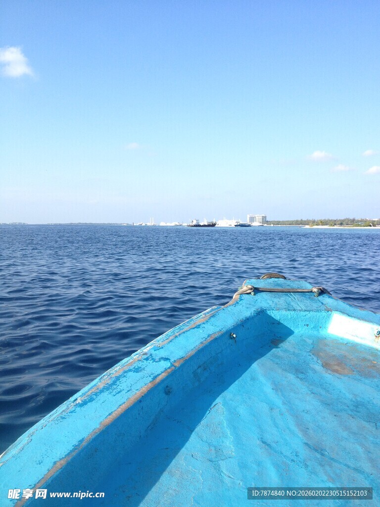 蓝色小船航行于广阔海面