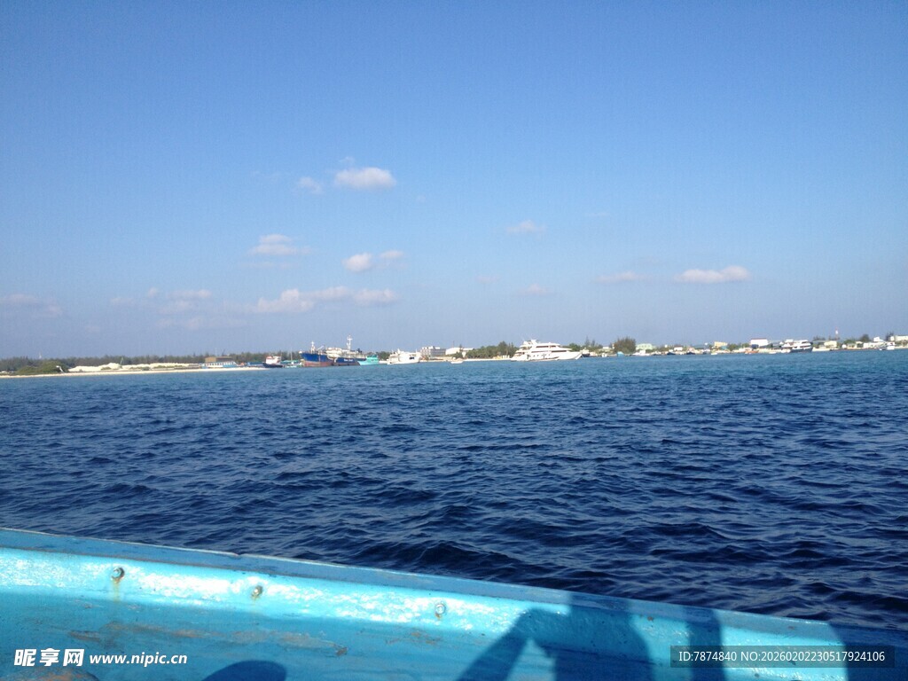 海上乘船视角的美丽风光