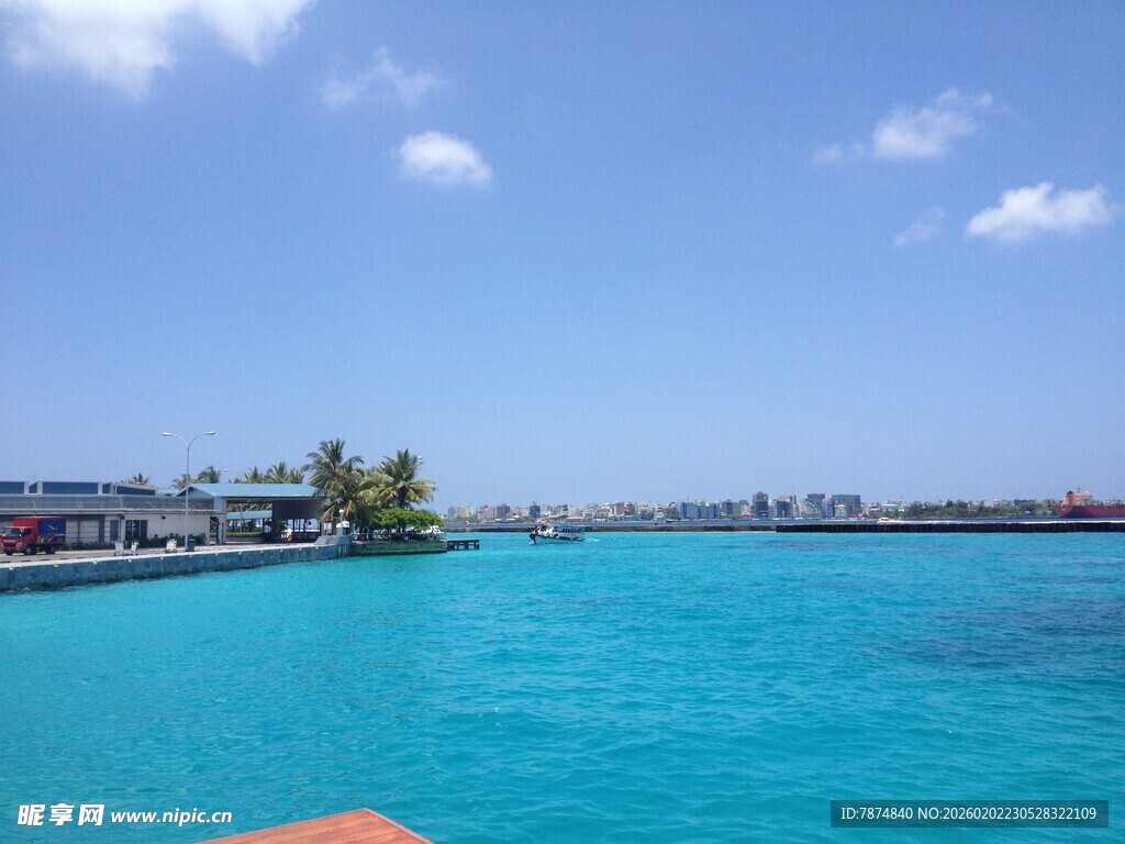 马尔代夫碧蓝海水边的美丽景致