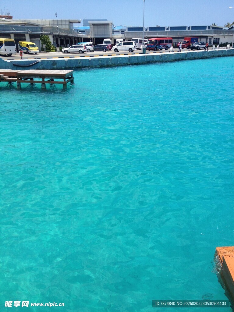 马尔代夫清澈碧蓝的美丽海滨水域