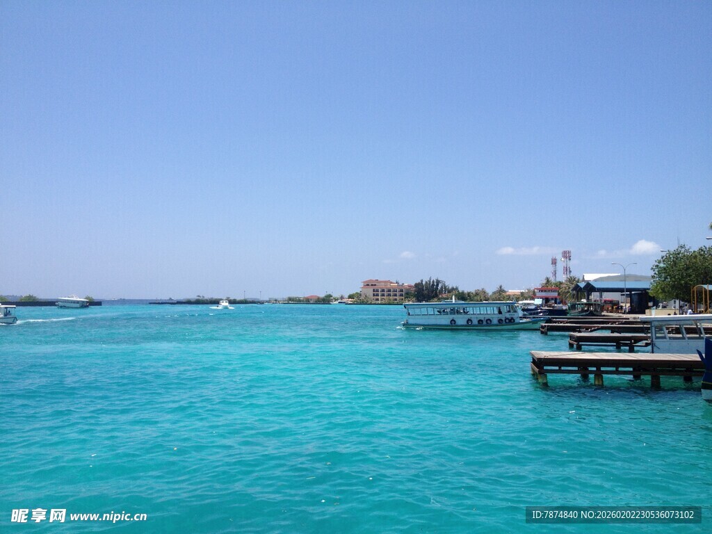 马尔代夫美丽海岛的迷人蓝色水域