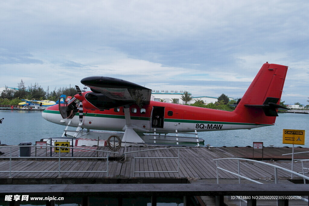 马尔代夫红色水上飞机停靠在码头