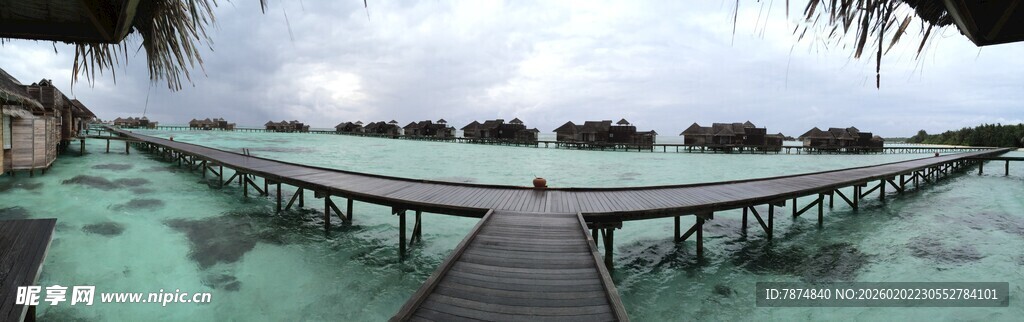 马尔代夫水上栈桥连接美丽海岛