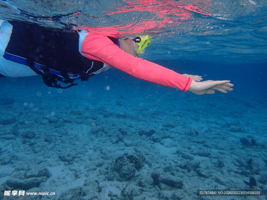 马尔代夫水下潜水者伸展手臂探索