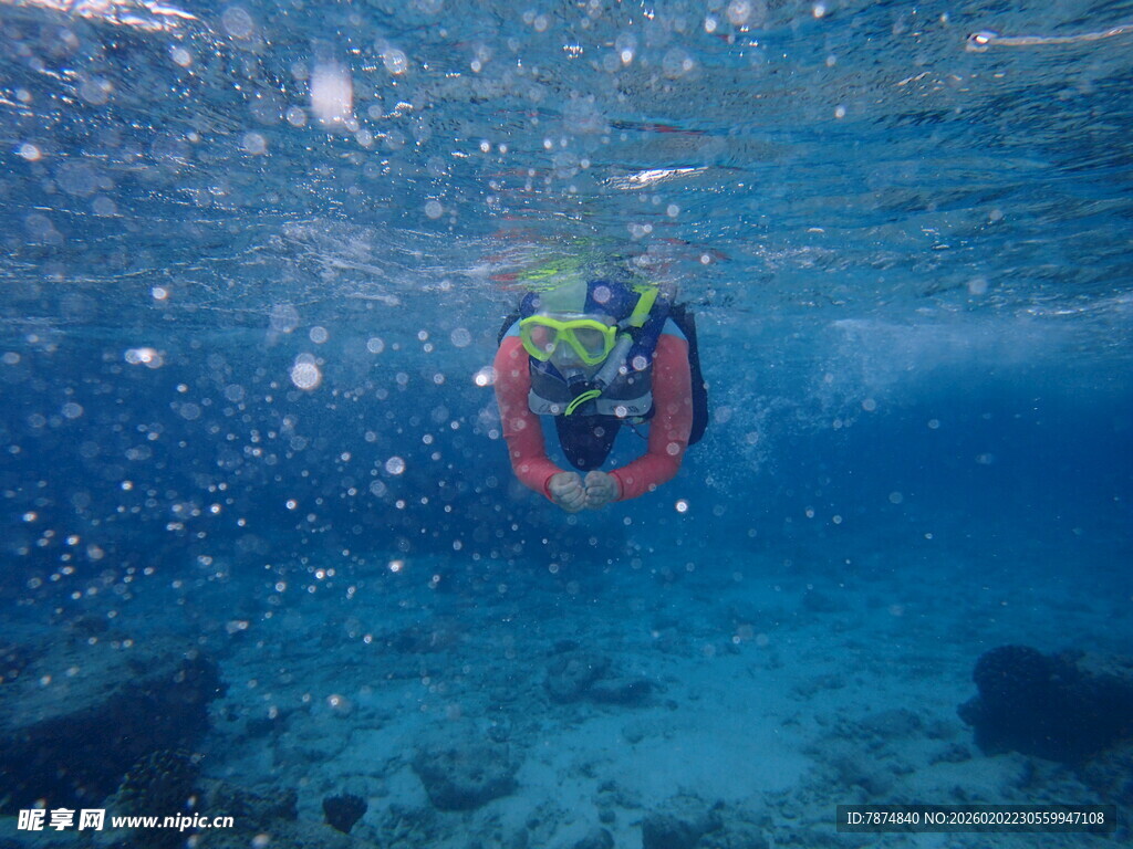 潜水员水下漂浮场景