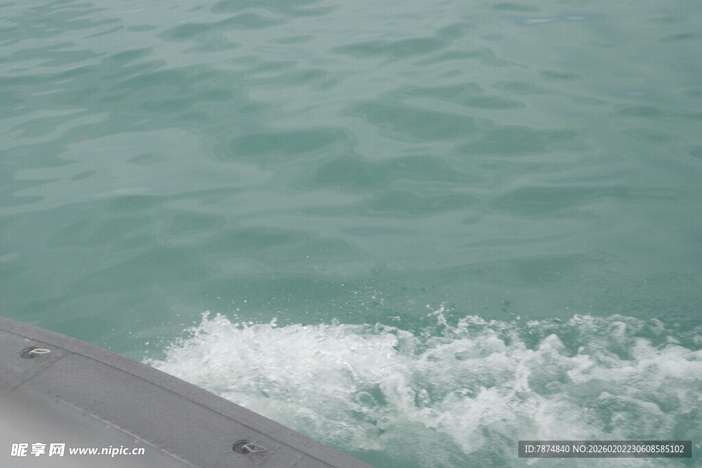 马尔代夫船行海面激起白色浪花