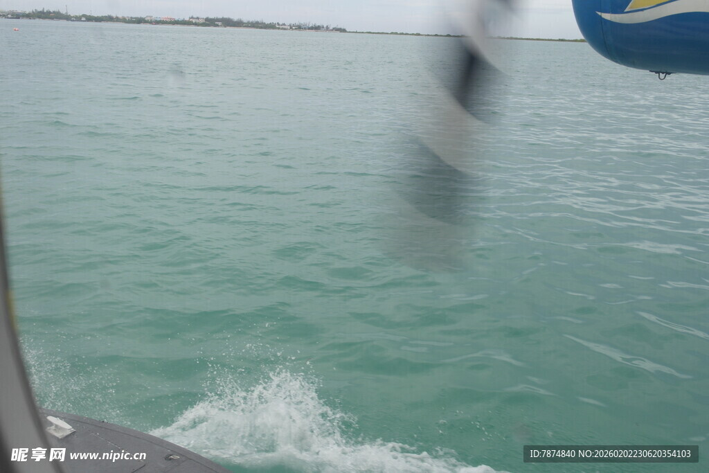 船行海面激起白色浪花