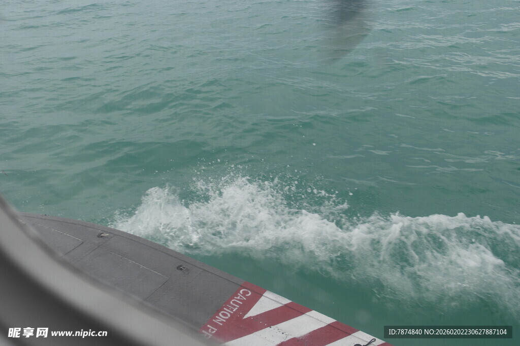 船行海面激起白色浪花