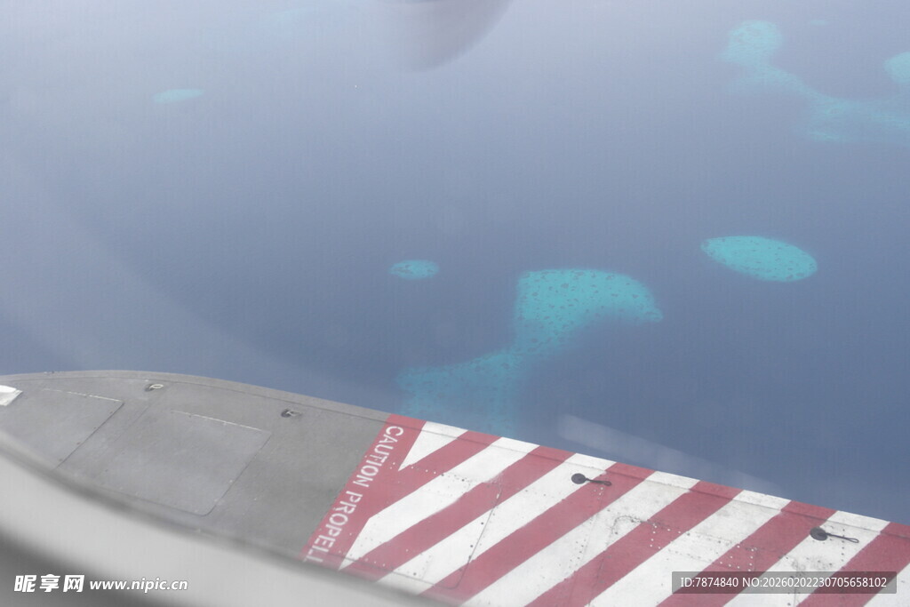 船边水面及红白条纹