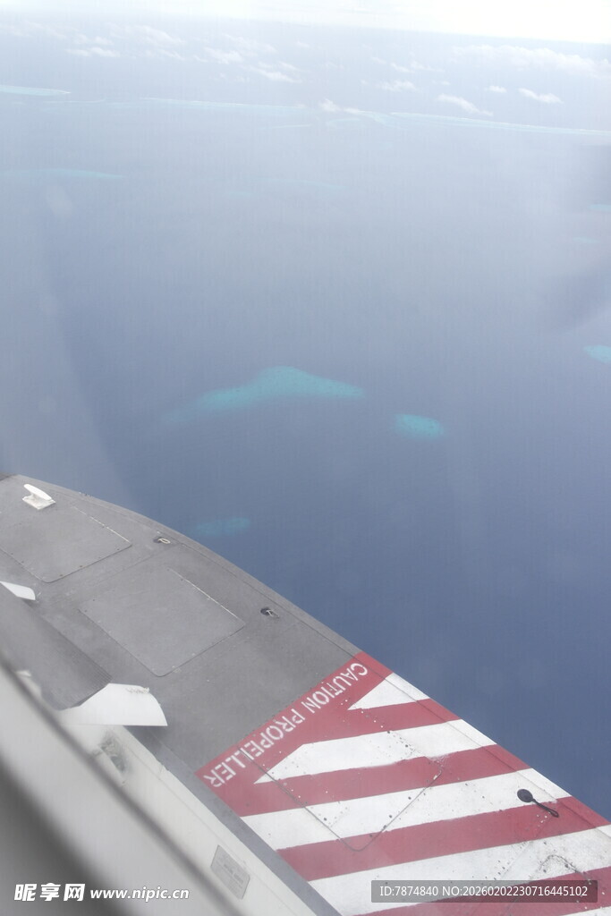 飞机机翼下的碧海蓝天