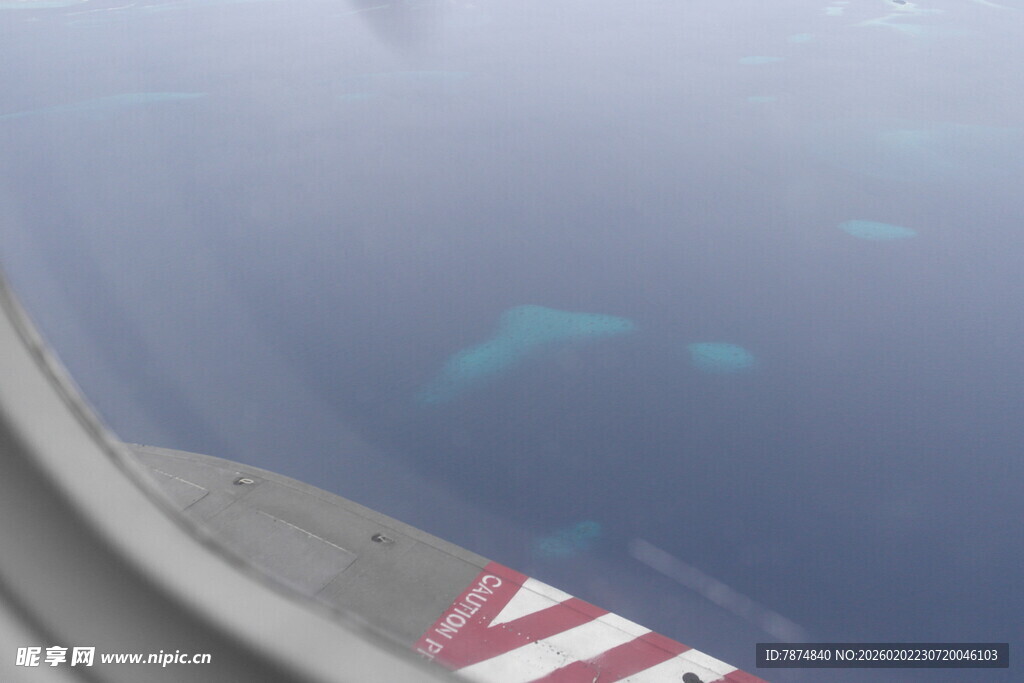 飞机窗外的海中蓝绿色物体