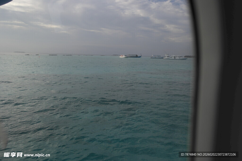 飞机舷窗中的蔚蓝海洋