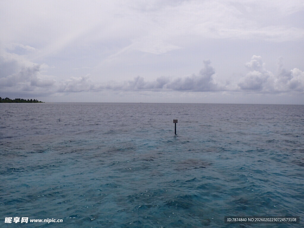 马尔代夫广阔海域中的孤独浮标