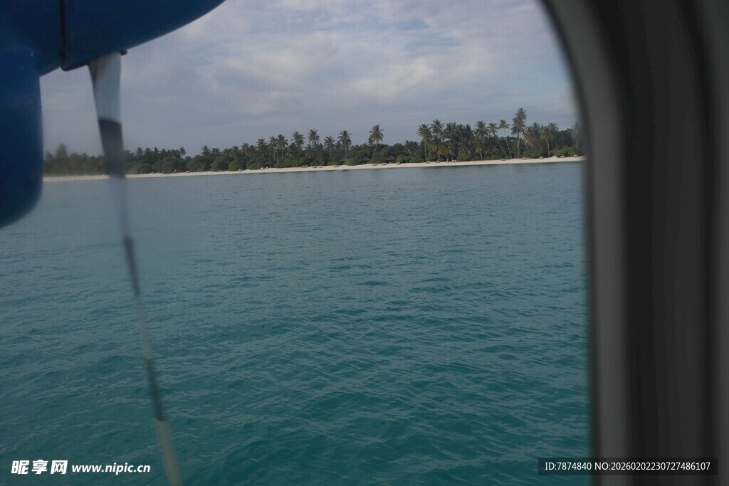 船中视角下的碧海与远岸