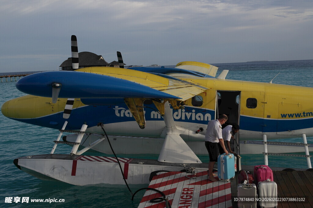 水上飞机停靠在码头