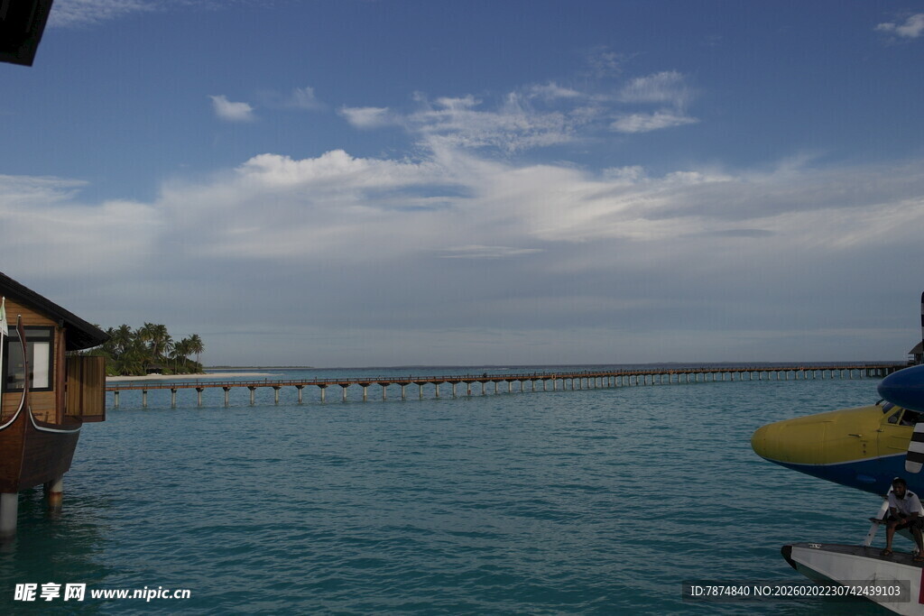 水上木屋旁的休闲风光