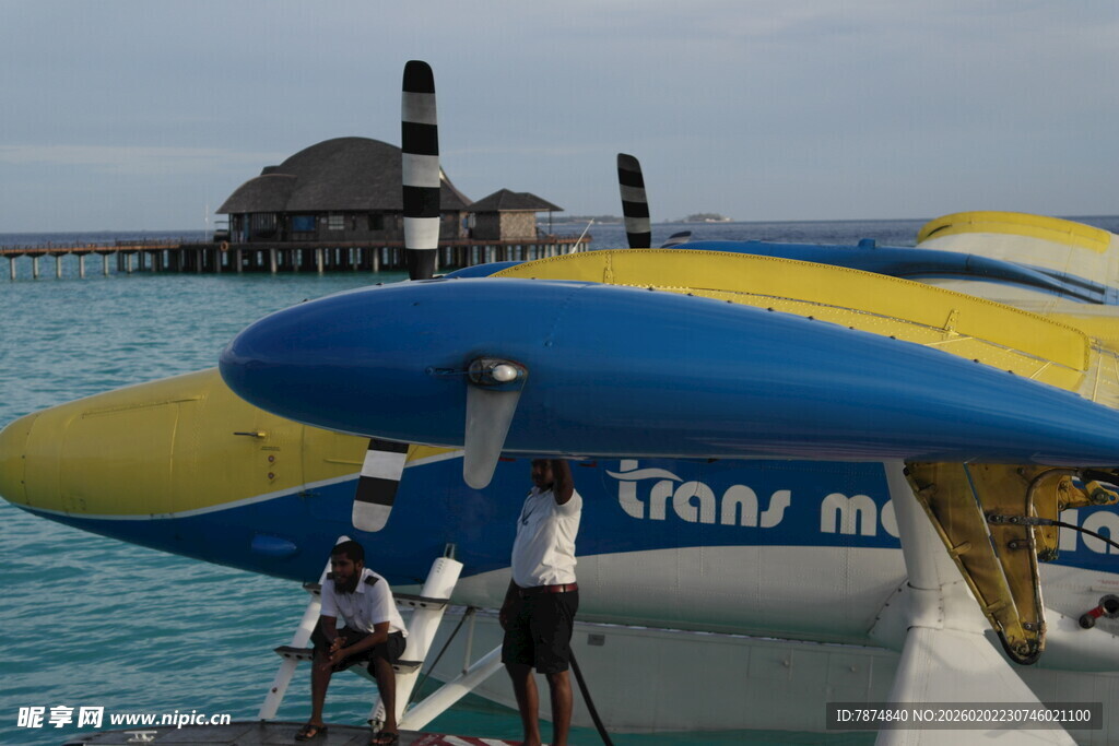 水上摩托艇停靠在码头