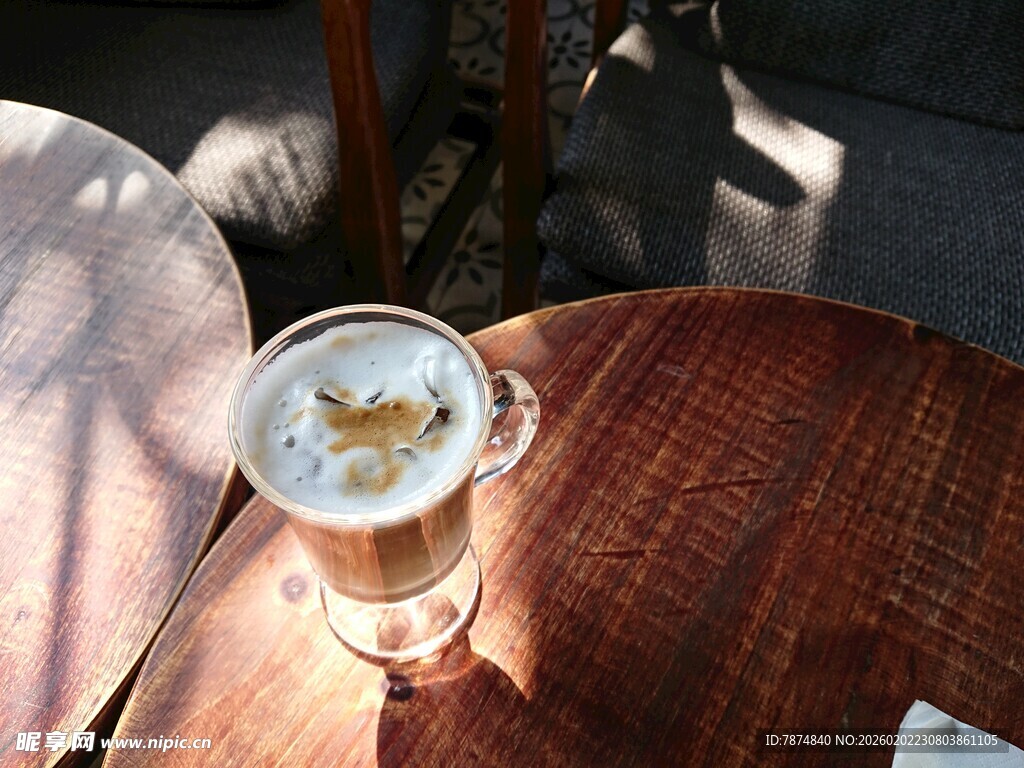 阳光下的精致拉花咖啡