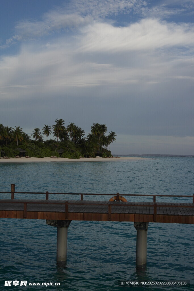 海边栈桥与远处葱郁小岛