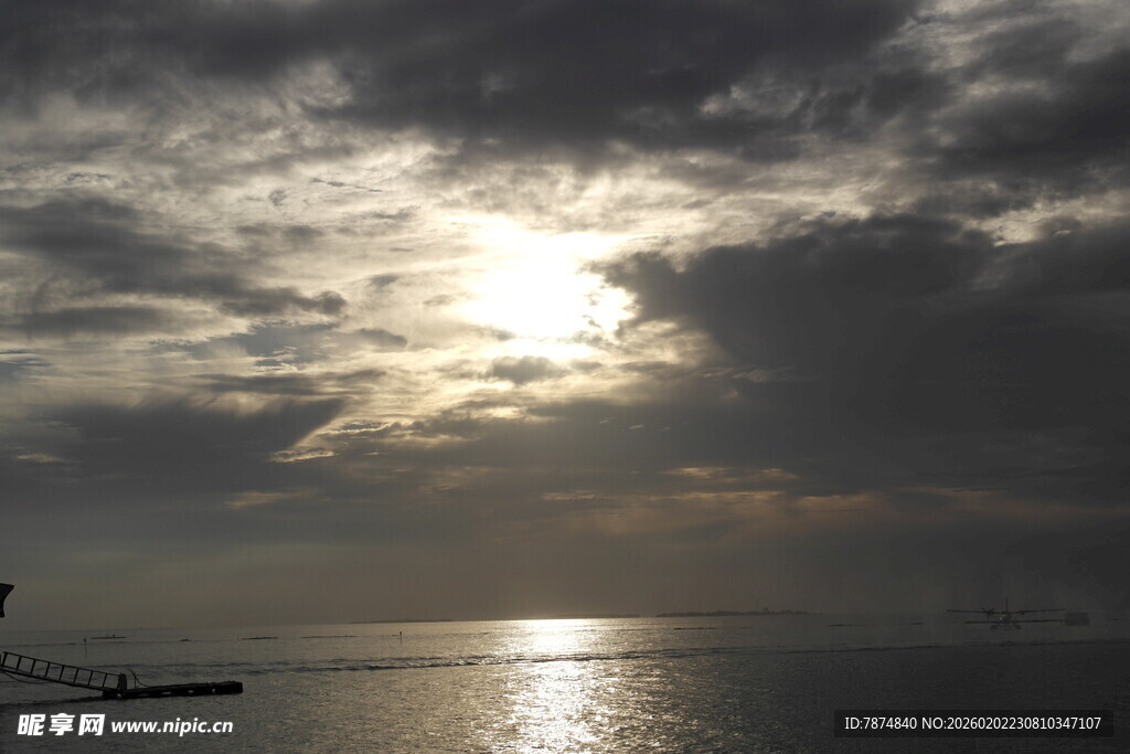 海上日落 云遮霞光美景