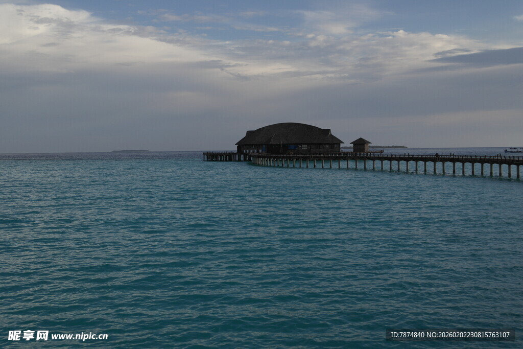 海边栈桥与海中礁石景观