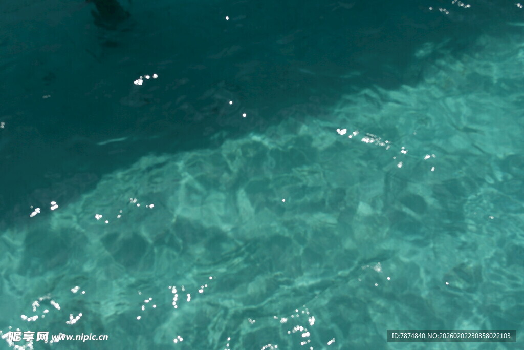 清澈碧蓝的海底海水景象