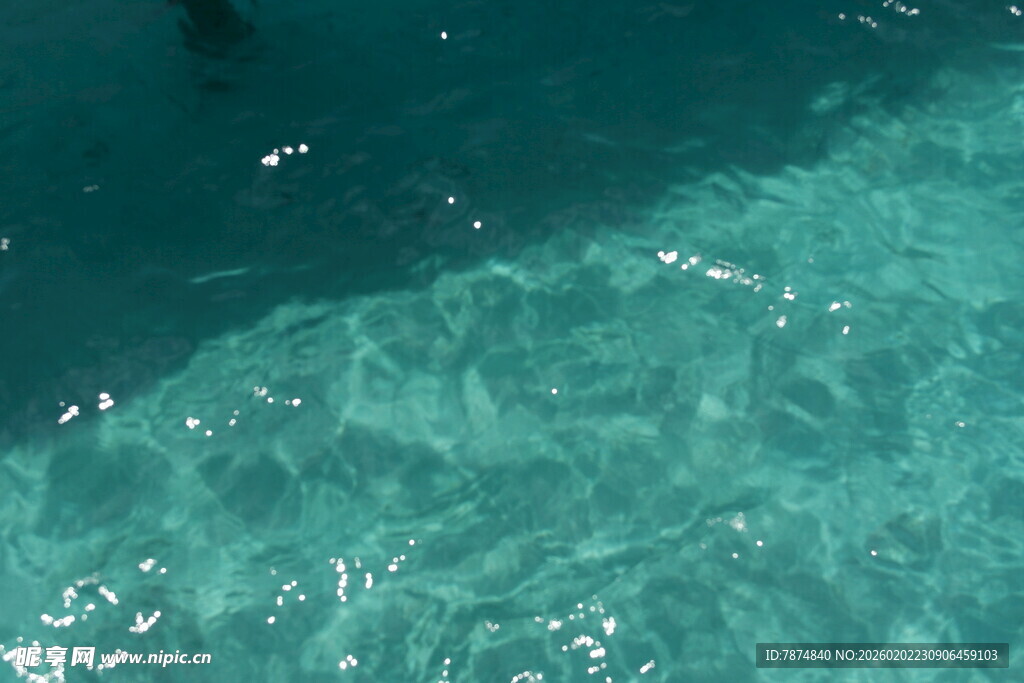 清澈见底的海底水面景象