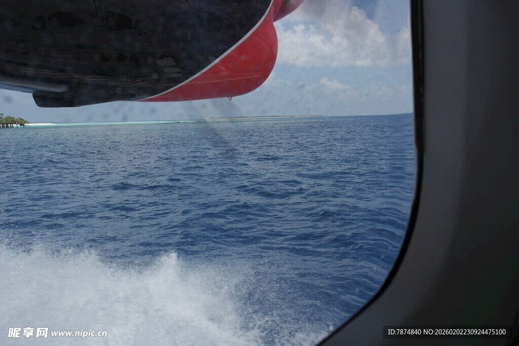 飞机窗外的碧海蓝天