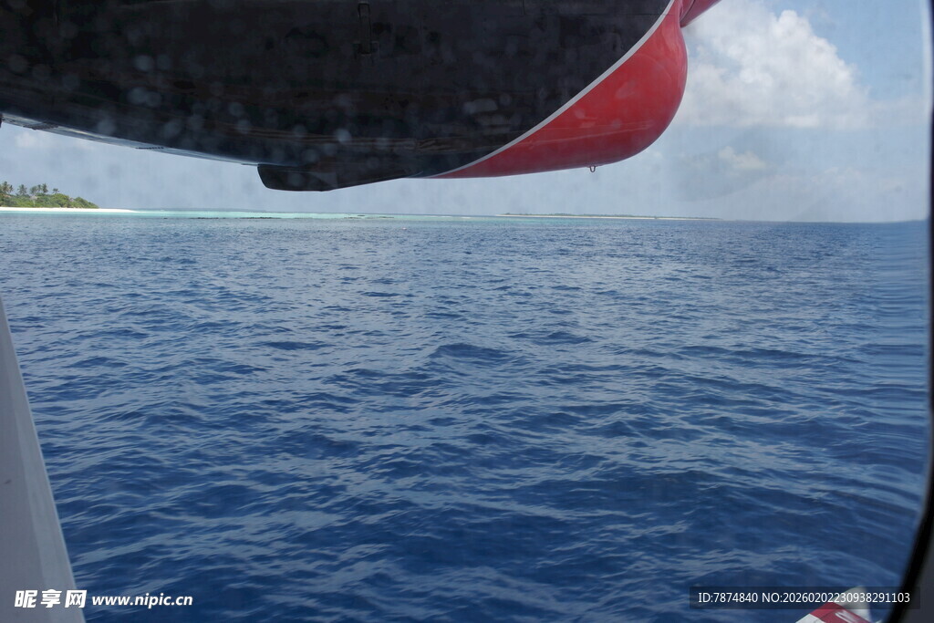 海上航行视角下的广阔海洋