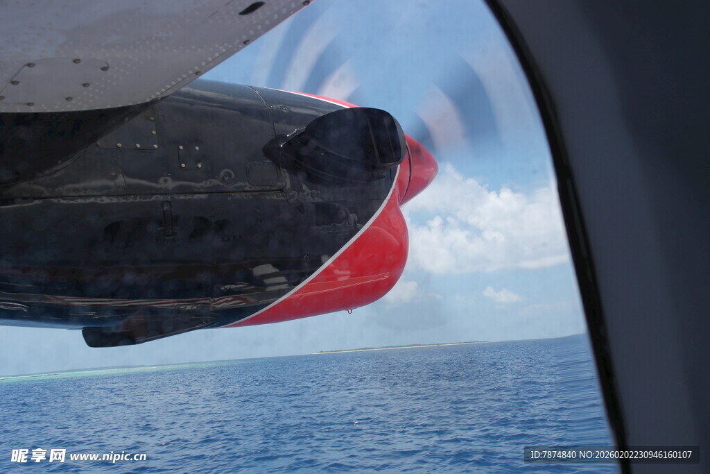 飞机机翼掠海飞行画面