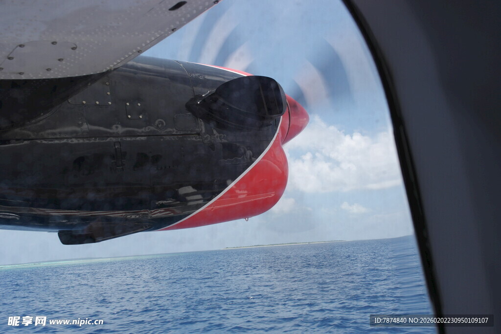 飞机机翼掠过上空海洋