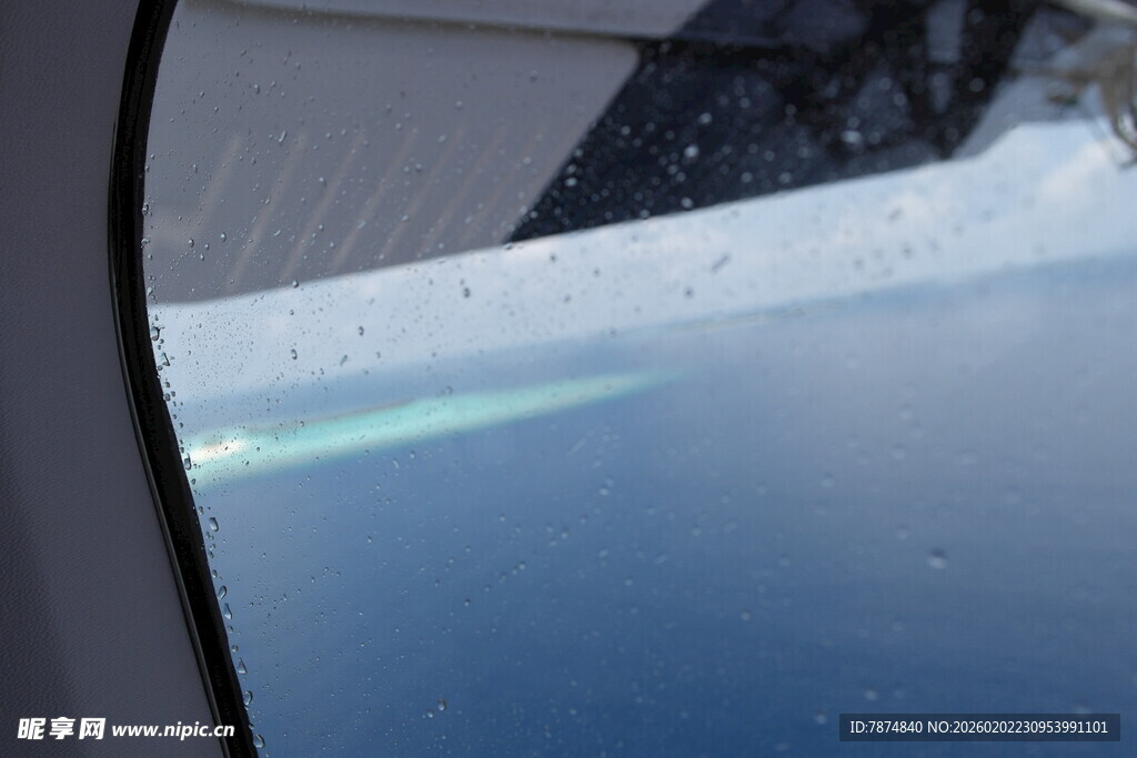 飞机舷窗俯瞰蓝天白云