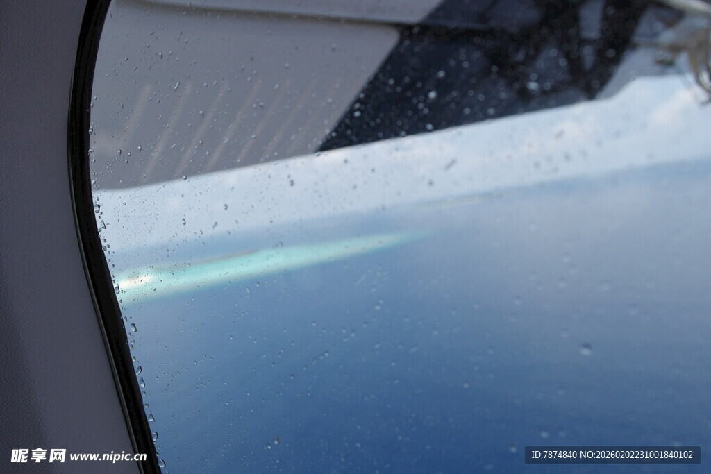 车窗外的蓝天景致