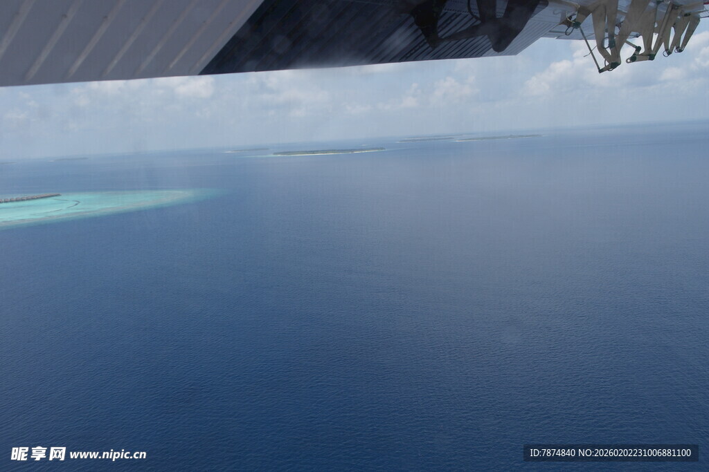 平静湖面的冰雪景致